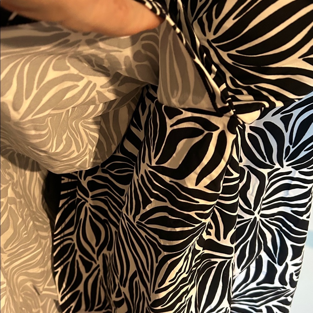 Black & White Leaf-Print V-Neck Swimsuit - Picture 7 of 8
